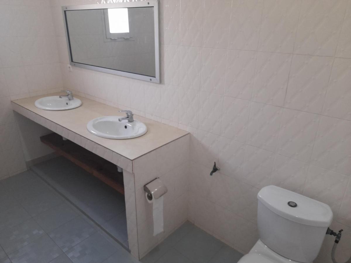 Appartement Familial Spacieux Avec Climatisation Ziguinchor Exteriör bild