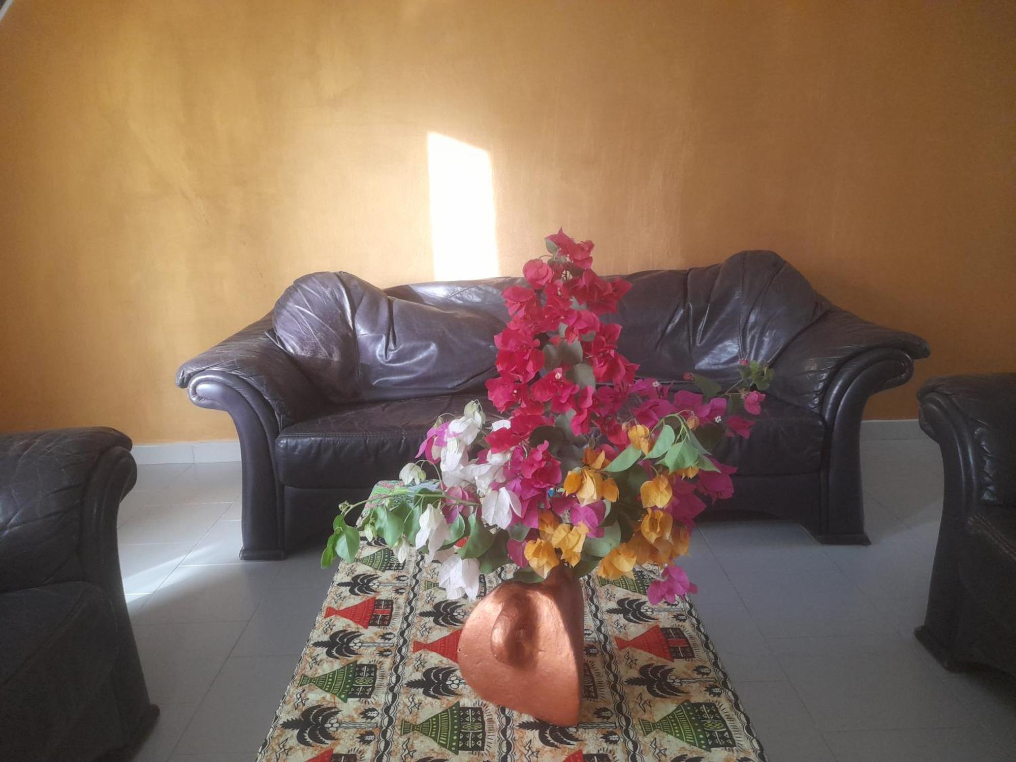 Appartement Familial Spacieux Avec Climatisation Ziguinchor Exteriör bild